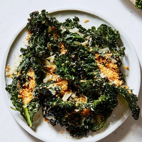 Freshly massaged kale tossed in creamy garlic Parmesan dressing, topped with golden toasted breadcrumbs for a savory crunch.